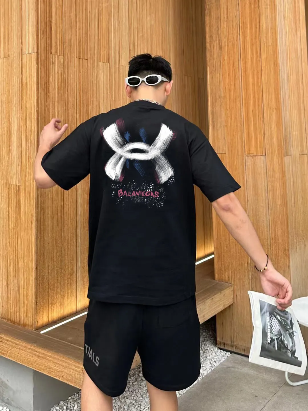 P80✨🔥 BALENCIAGA Paris lettering printed short-sleeved T-shirt. Custom-woven and dyed 300 grams of combed cotton heavyweight fabric. Zero color difference in threads. Perfect details. Different from the current currency version. Welcome to compare. Same Style for men and women. Must-sell in the picture above. Color: White Black Size: 1 2 3 4